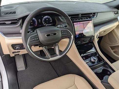 New 2025 Jeep Grand Cherokee Limited image 15