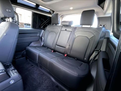 Used 2025 Land Rover Defender 90 S image 21