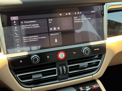 Used 2025 Porsche Macan image 19