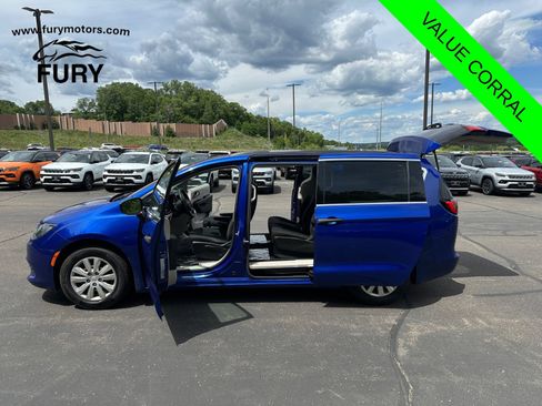 Used 2019 Chrysler Pacifica L FWD image 34