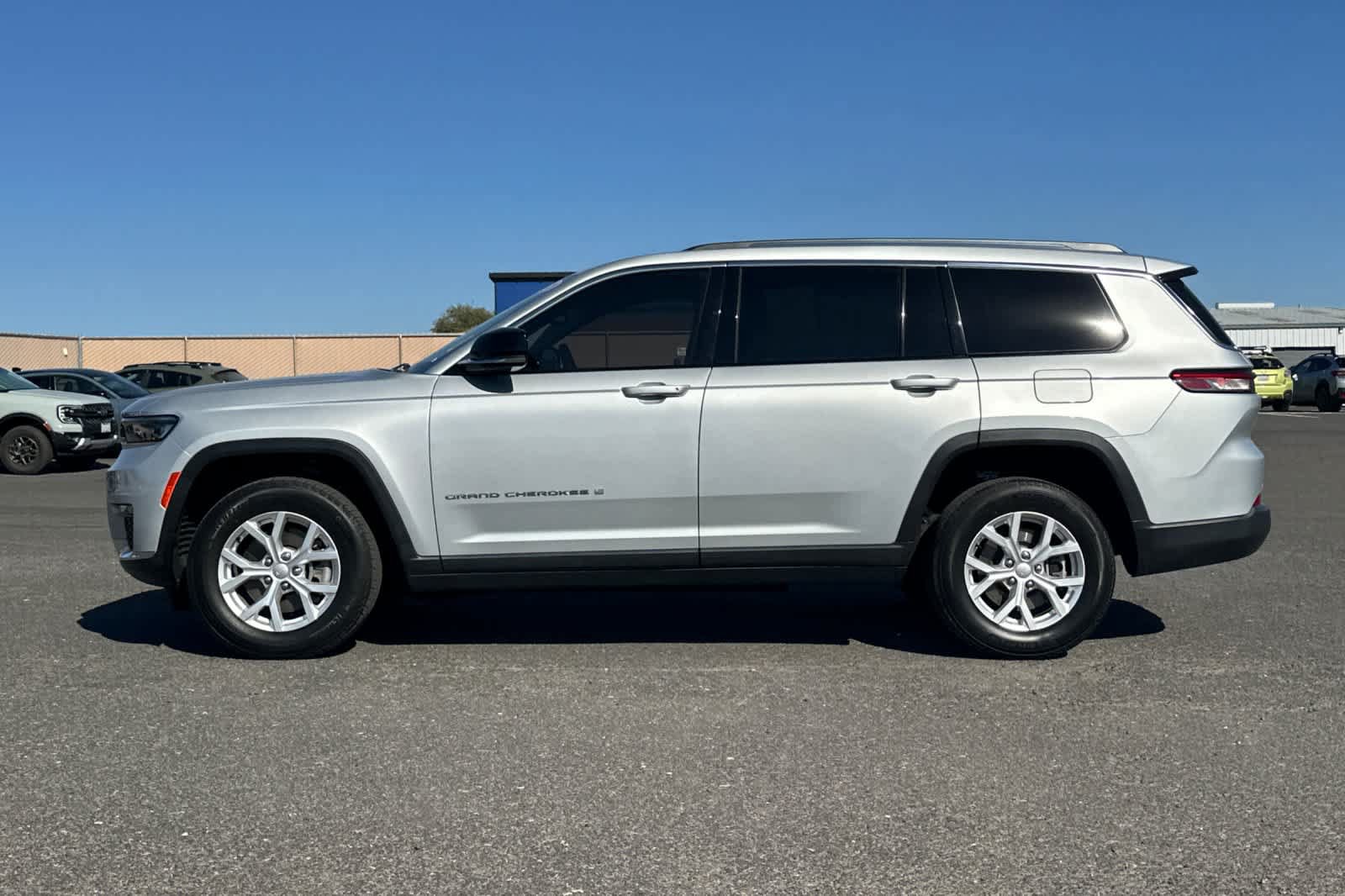 Used 2023 Jeep Grand Cherokee L Limited AWD/4WD image 6