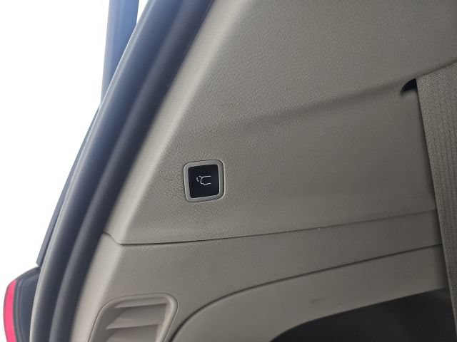 Used 2023 Chrysler Voyager LX FWD image 6