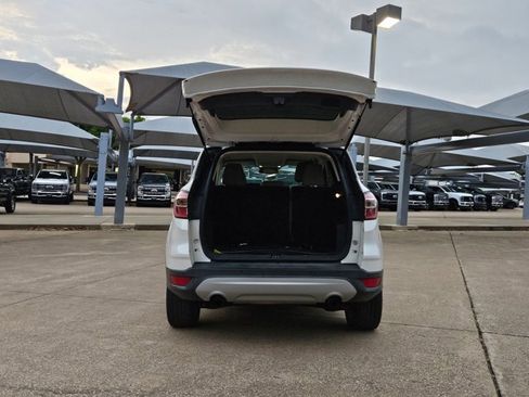 Used 2017 Ford Escape SE w/ Equipment Group 201A image 5