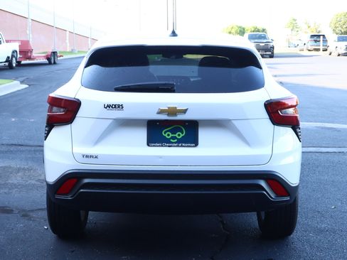 Certified 2025 Chevrolet Trax LS w/ LS Convenience Package FWD image 22