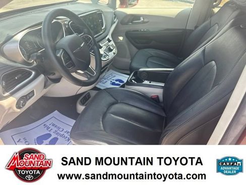 Used 2021 Chrysler Pacifica Touring-L FWD image 11