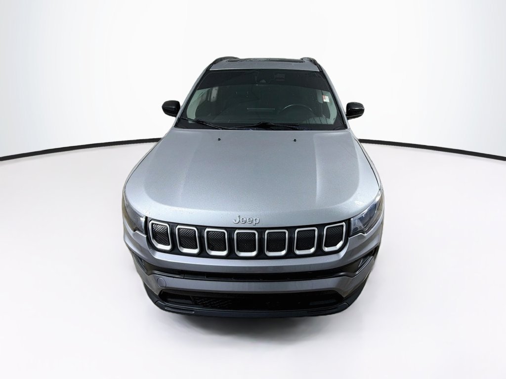 Used 2022 Jeep Compass Latitude w/ Sun and Sound Group AWD/4WD image 2