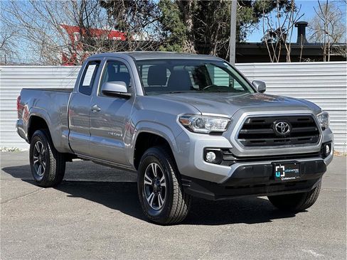 Used 2017 Toyota Tacoma SR5 image 8