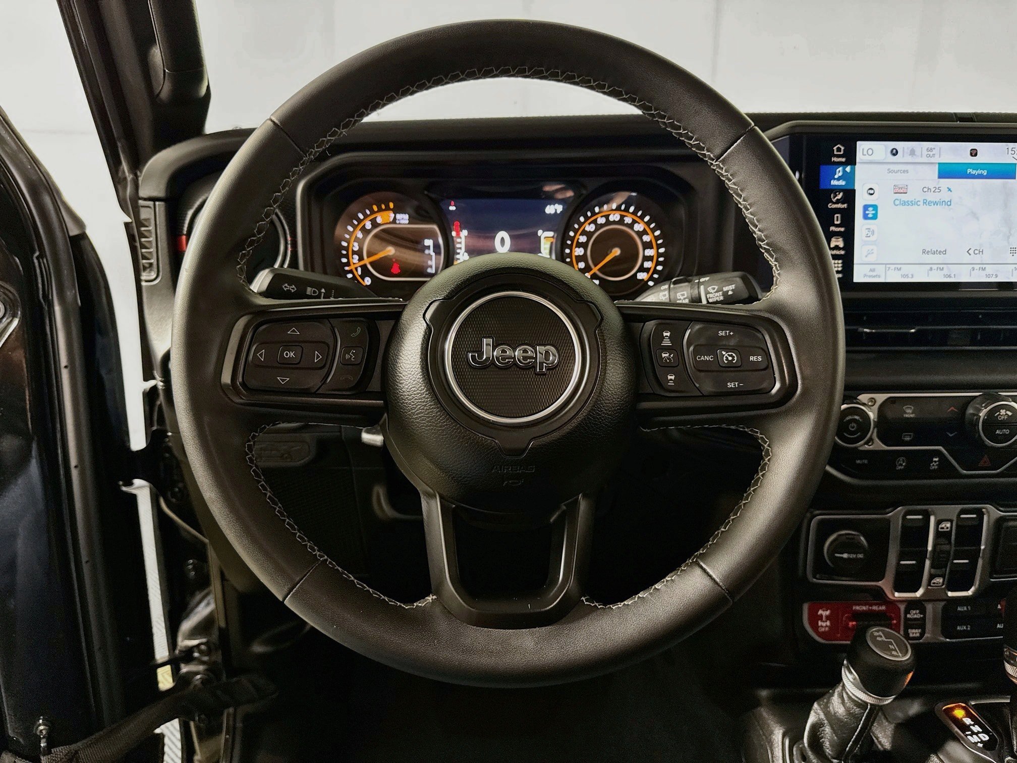 Used 2025 Jeep Wrangler Unlimited Rubicon AWD/4WD image 13