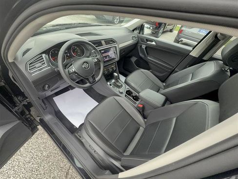 Used 2021 Volkswagen Tiguan SE w/ Panoramic Sunroof Package image 13