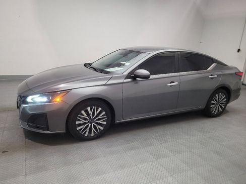 Used 2023 Nissan Altima 2.5 SV FWD image 2