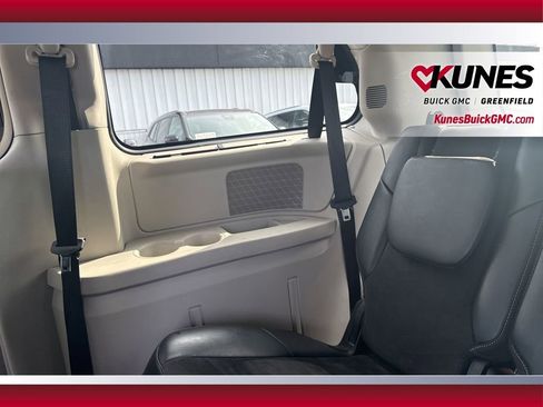 Used 2014 Chrysler Town & Country Touring-L FWD image 34