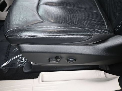 Used 2022 Chrysler Pacifica Touring-L FWD image 15