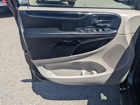 Used 2019 Dodge Grand Caravan SXT FWD image 9