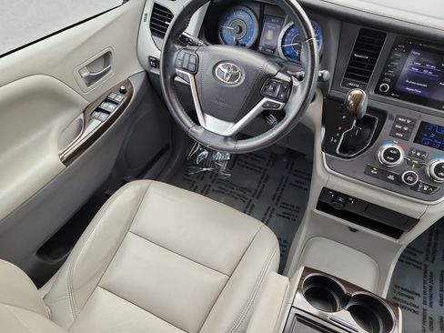 Certified 2020 Toyota Sienna XLE FWD image 17