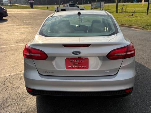 Used 2018 Ford Focus SE FWD image 3