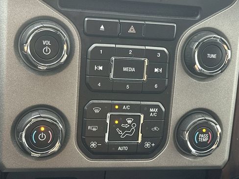 Used 2016 Ford F250 Lariat w/ Lariat Ultimate Package AWD/4WD image 29