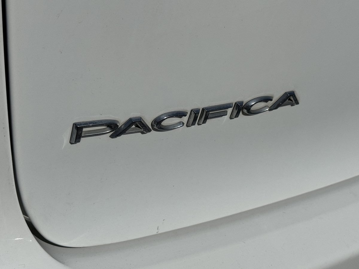 Used 2023 Chrysler Pacifica Touring-L FWD image 14