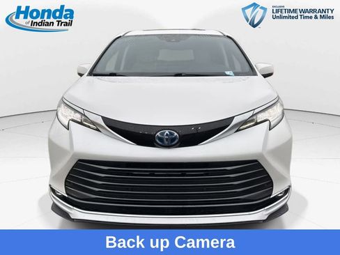 Used 2025 Toyota Sienna Limited image 2