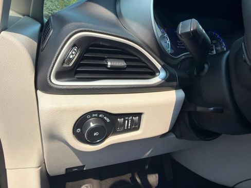 Used 2023 Chrysler Pacifica Touring-L FWD image 20