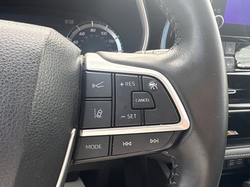 Used 2024 Toyota Highlander XLE FWD image 10