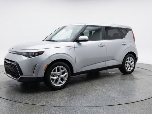 Used 2025 Kia Soul LX w/ LX Technology Package FWD image 3