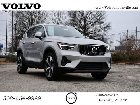 Certified 2025 Volvo XC40 B5 Plus image 1