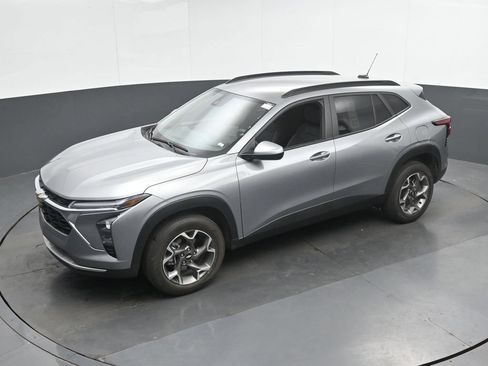 Used 2025 Chevrolet Trax LT FWD image 35