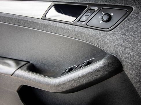 Used 2017 Volkswagen Jetta SE image 23