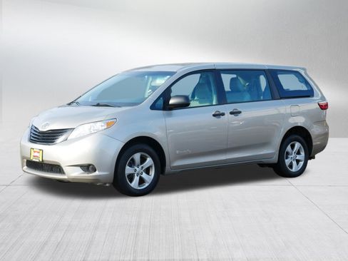 Used 2015 Toyota Sienna L image 3