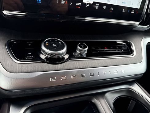 Used 2025 Ford Expedition Platinum w/ Platinum Ultimate Package AWD/4WD image 29