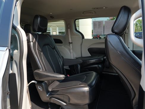 Used 2024 Chrysler Pacifica Touring-L FWD image 32