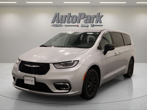 Certified 2024 Chrysler Pacifica Touring-L FWD image 7
