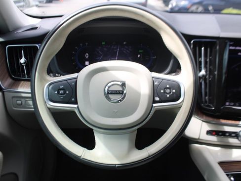 Used 2022 Volvo XC60 T8 Inscription Expression w/ Advanced Package image 12