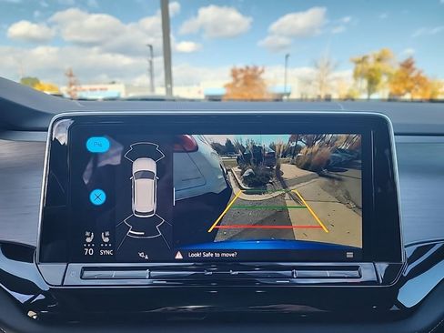 Certified 2025 Volkswagen Atlas Cross Sport SE image 17