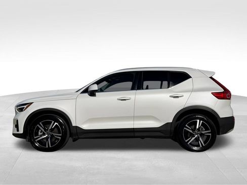 Used 2023 Volvo XC40 B5 Plus image 6