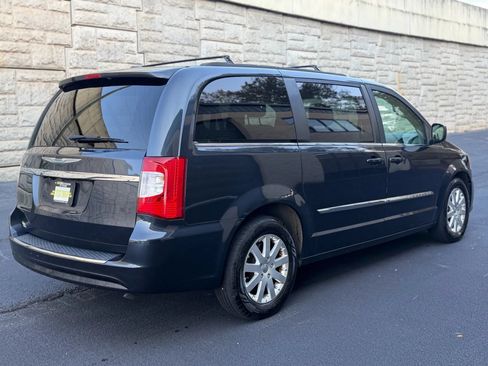 Used 2014 Chrysler Town & Country Touring FWD image 7