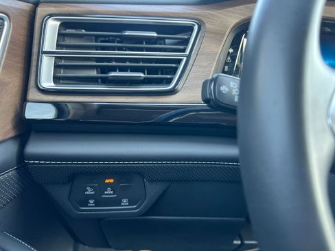 Used 2024 Volkswagen Atlas SE image 37