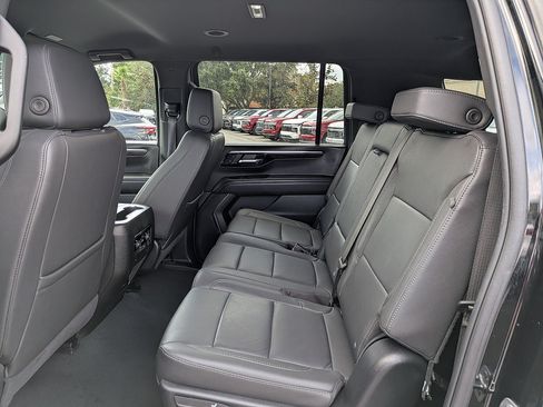 Certified 2025 Chevrolet Suburban Z71 AWD/4WD image 13