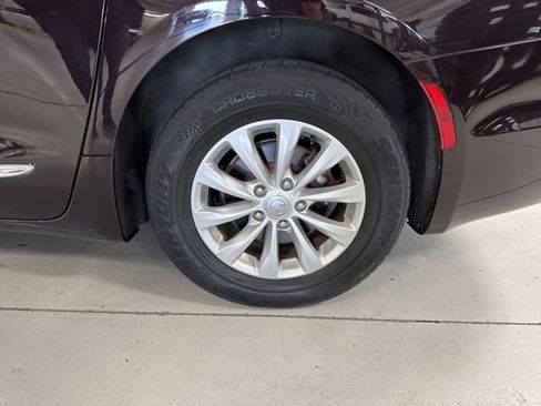 Used 2017 Chrysler Pacifica Touring-L FWD image 45