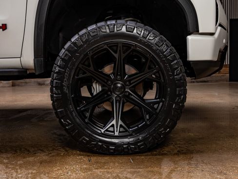 Used 2024 GMC Sierra 1500 AT4 w/ Technology Package image 12