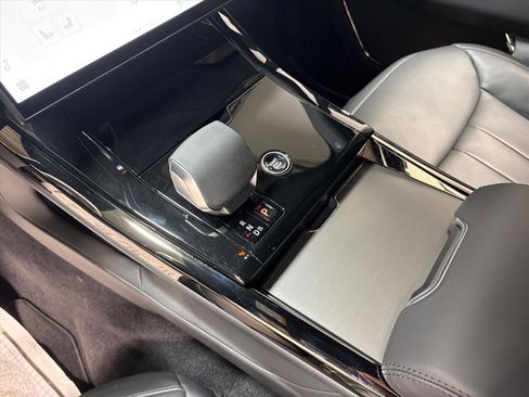 Used 2025 Land Rover Range Rover Sport SE image 14