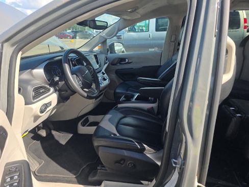 Used 2023 Chrysler Pacifica Touring-L FWD image 7