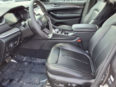 New 2025 Jeep Grand Cherokee Limited w/ Black Appearance Package image 10