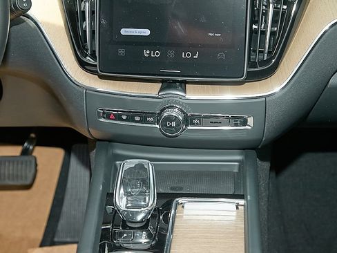 New 2026 Volvo XC60 T8 Plus w/ Climate Package AWD/4WD image 27
