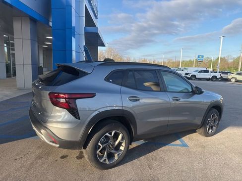 Used 2025 Chevrolet Trax LT FWD image 22