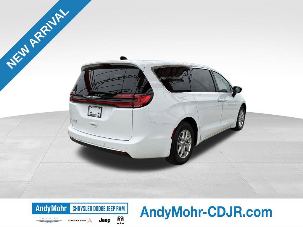 Used 2024 Chrysler Pacifica Touring-L FWD image 7