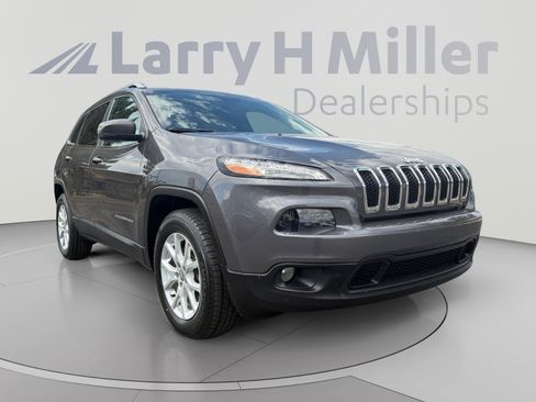 Used 2018 Jeep Cherokee Latitude Plus w/ Cold Weather Group AWD/4WD image 7