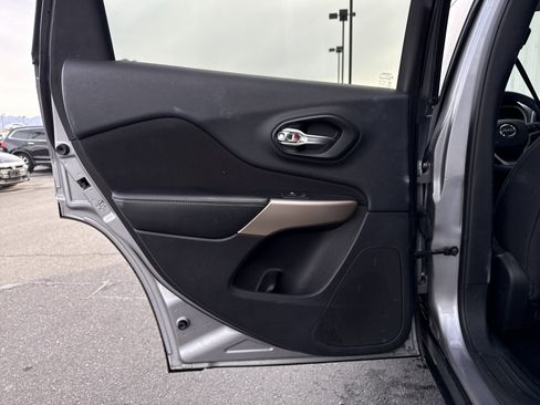 Used 2018 Jeep Cherokee Latitude image 19