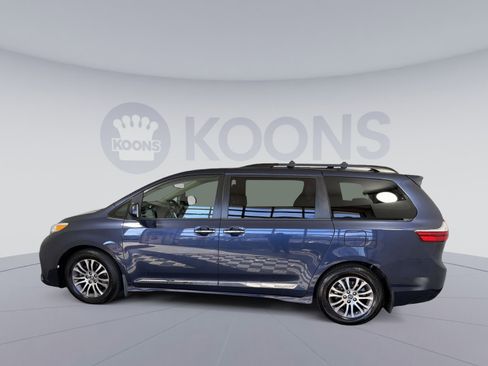 Used 2018 Toyota Sienna XLE image 2