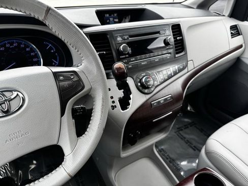 Used 2013 Toyota Sienna XLE image 20